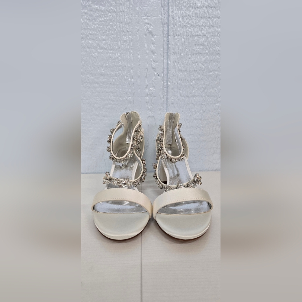 NWT Size 7 Elegant Cream Embellished Women's Heels